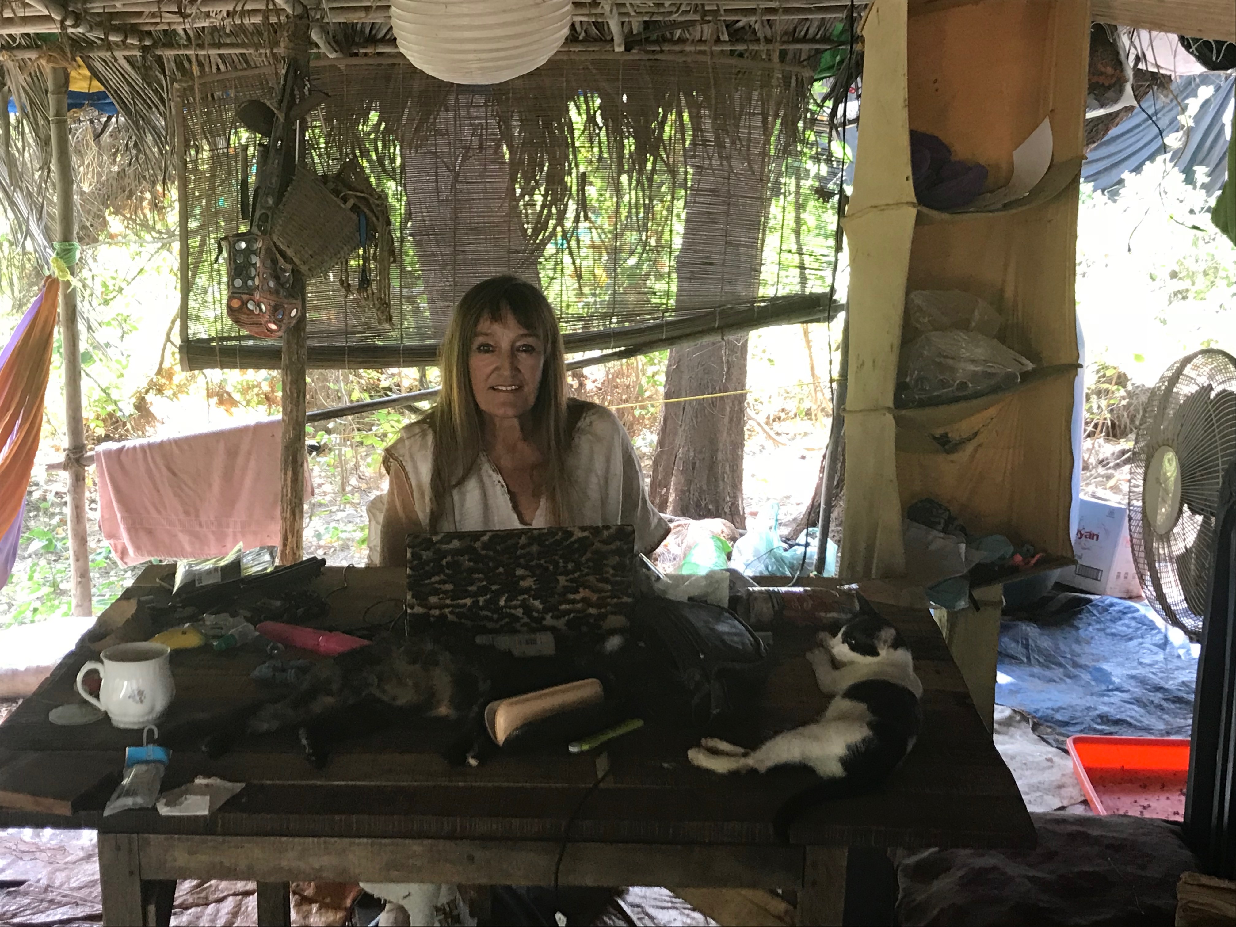 Rani an ihrem Schreibtisch